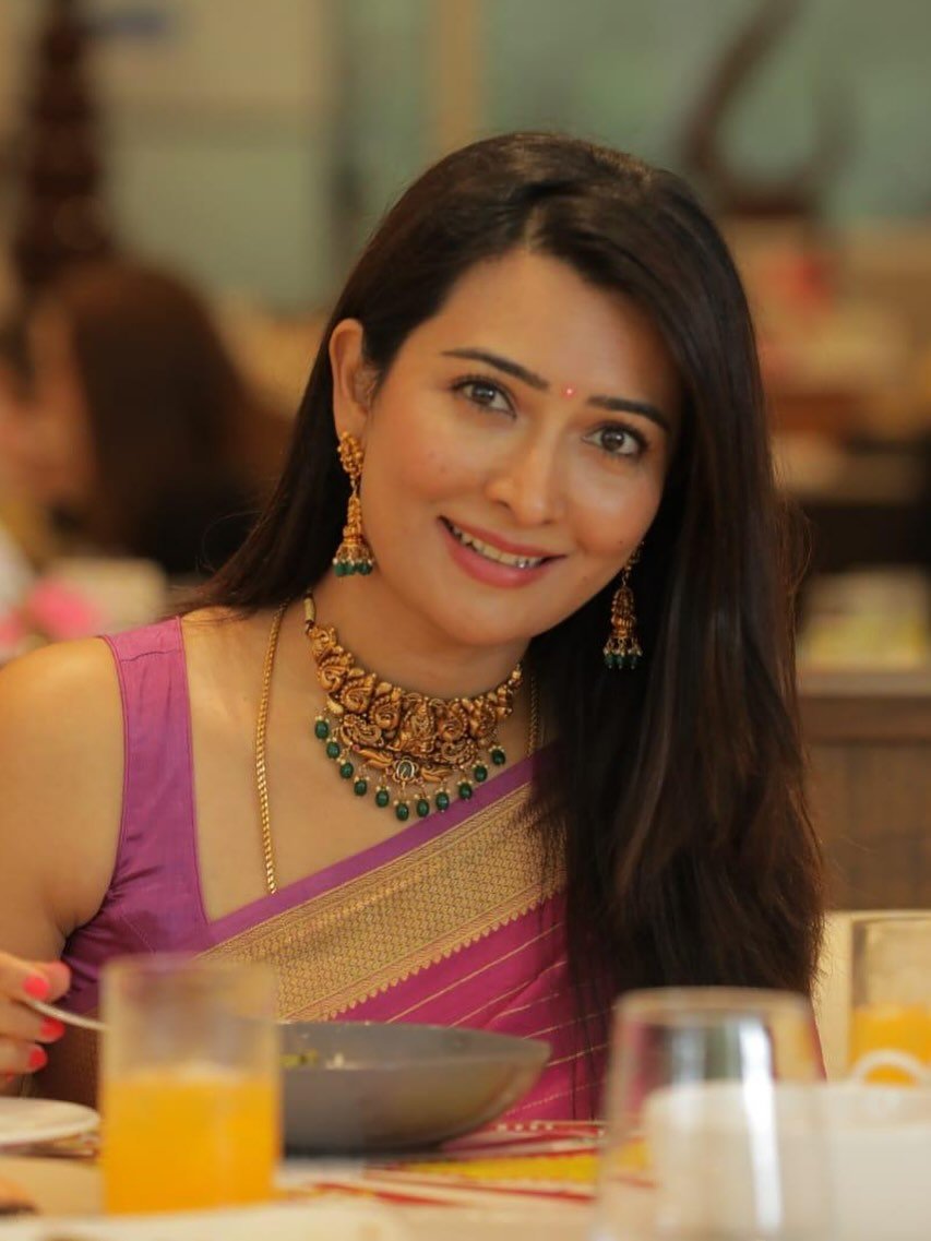 radhika pandit height in feet